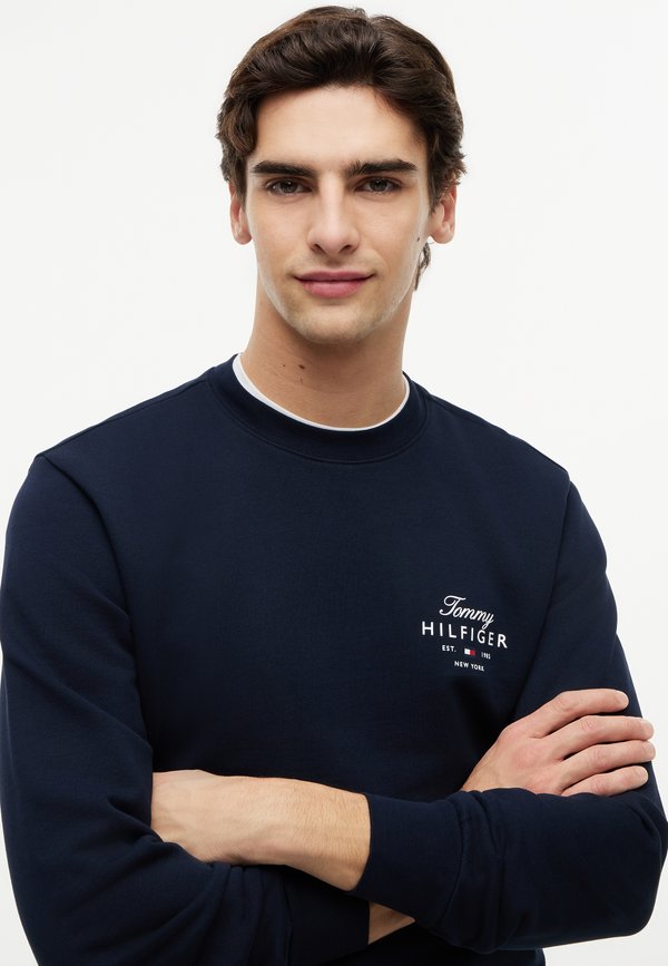Tommy Hilfiger SCRIPT STACK BRAND LOVE