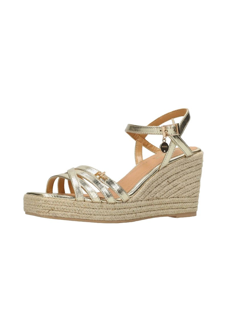 Goldfarbene, metallische Keilsandalen mit einer Espadrille-artigen, geflochtenen Jutesohle, mehreren kreuzenden Riemen und einem verstellbaren Knöchelriemen.