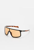 Sonnenbrille mit schwarzem Rahmen, orange getönten Gläsern und Arme im Schildpatt-Muster. Rechteckiges Design mit moderner Ästhetik.
