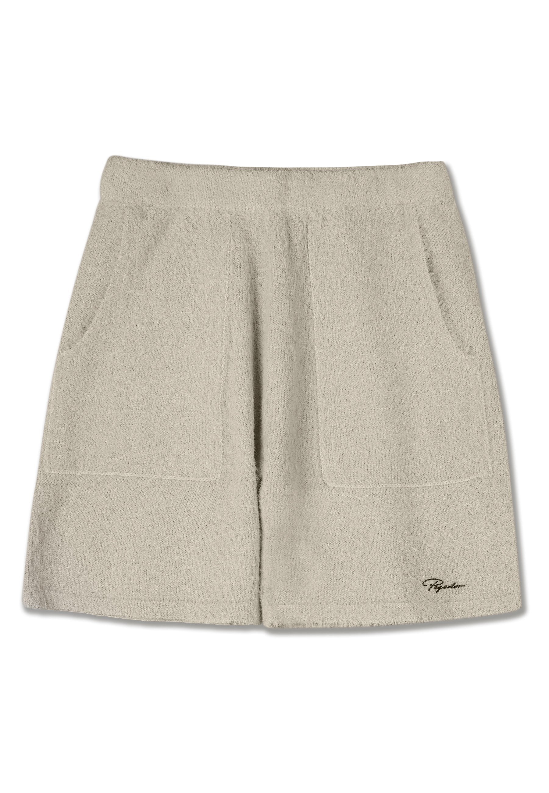 Beige, Frottee-Shorts mit zwei Vorderstaschen und einer weichen Textur. Sie verfügen über einen leicht fransigen Saum und ein gesticktes Markenzeichen auf der unteren rechten Seite.