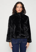 Schwarze Kunstfelljacke mit hohem Kragen, gekürztem Design und langen Ärmeln; glatte Textur und plüschiges Aussehen.