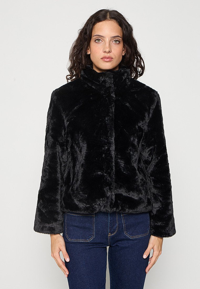 Schwarze Kunstfelljacke mit hohem Kragen, gekürztem Design und langen Ärmeln; glatte Textur und plüschiges Aussehen.