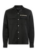 Schwarzes Button-Down-Hemd aus leichtem Gewebe mit versteckter Knopfleiste, zwei Brusttaschen und gesticktem "ALLSAINTS"-Text in Beige.