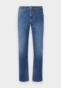 Blaue gerade geschnittene Jeans aus Denim mit klassischem Fünf-Taschen-Design und Knopfverschluss vor schlichtem Hintergrund.