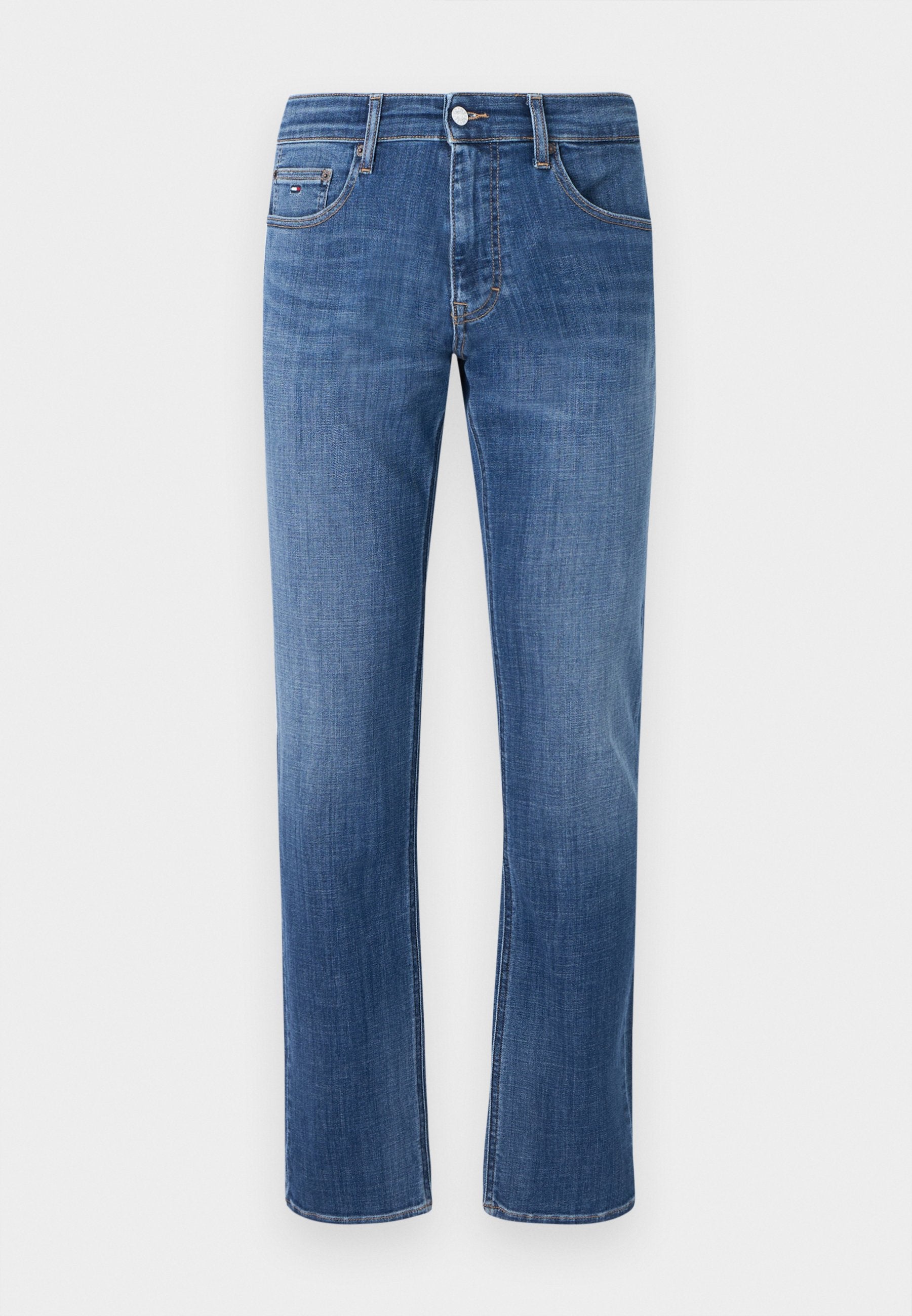 Blaue gerade geschnittene Jeans aus Denim mit klassischem Fünf-Taschen-Design und Knopfverschluss vor schlichtem Hintergrund.