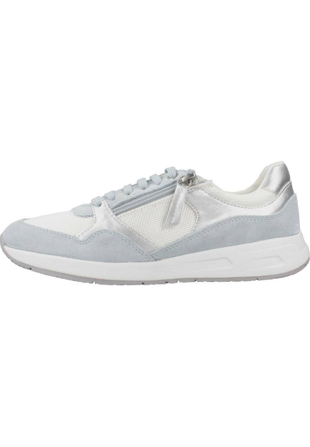Hellgraue Sportschuhe aus einer Mischung von Wildleder und Mesh-Materialien. Das Design beinhaltet einen silbernen Akzent und einen Reißverschluss in der Nähe der Schnürsenkel.