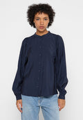 Dunkelblaues Button-Up-Shirt mit Rundhalsausschnitt und Puffärmeln. Hergestellt aus glattem Stoff mit lockerer Passform und dezentem Glanz.