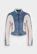 Jeansjacke mit blauem Oberteil, weißen gesteppte Ärmeln mit orangen Akzenten, Vorderreißverschluss und Druckknopfkragen, sowie zwei mit Reißverschluss versehenen Taschen.