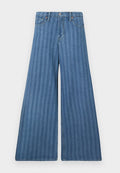 Weite Jeans in mittlerem blauen Denim mit vertikalen Streifen, ausgestattet mit einem Knopfverschluss, fünf Taschen und einer gestickten Detailierung entlang der Nähte.
