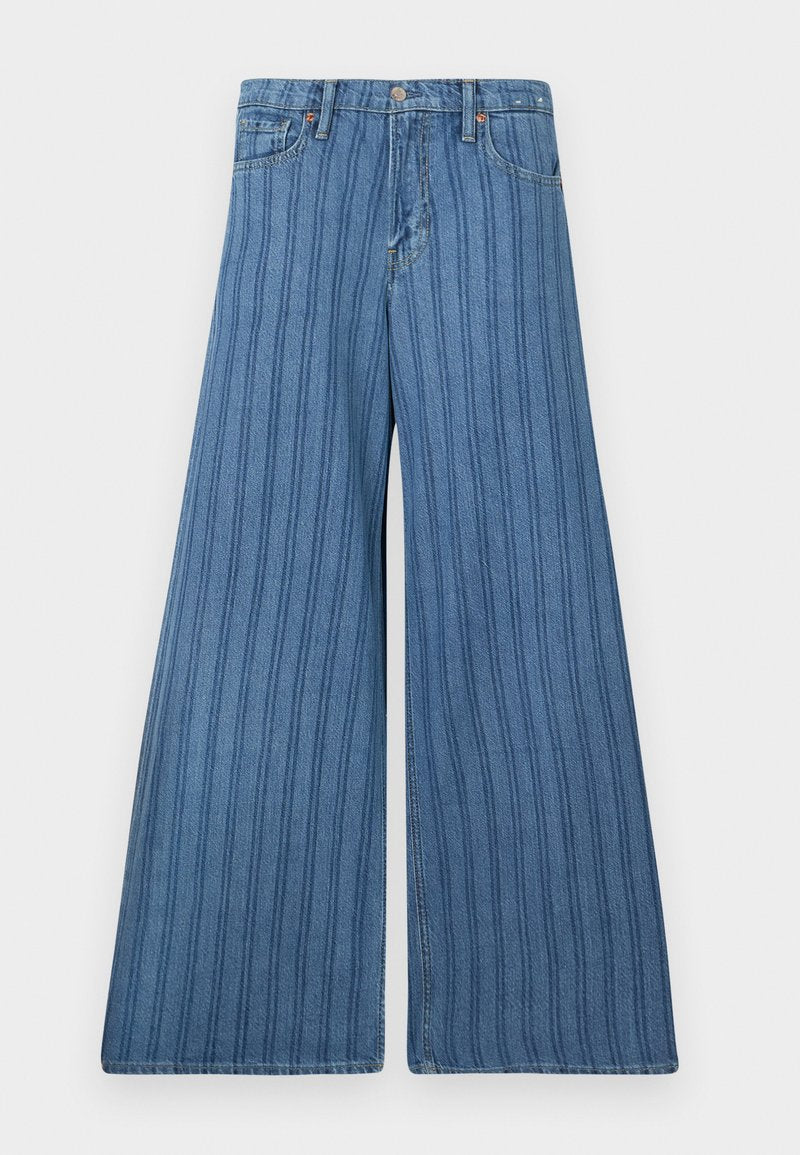 Weite Jeans in mittlerem blauen Denim mit vertikalen Streifen, ausgestattet mit einem Knopfverschluss, fünf Taschen und einer gestickten Detailierung entlang der Nähte.