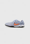 Nike-Sneaker in Hellblau mit strukturiertem Obermaterial, orangefarbener Swoosh-Logo, schwarzer Gummisohle und flachen Schnürsenkeln. Entworfen für Sport oder Freizeit.