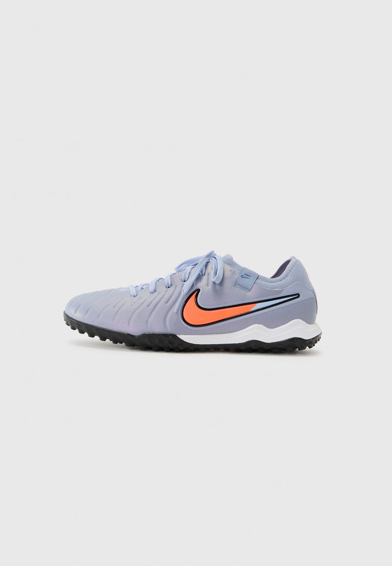Nike-Sneaker in Hellblau mit strukturiertem Obermaterial, orangefarbener Swoosh-Logo, schwarzer Gummisohle und flachen Schnürsenkeln. Entworfen für Sport oder Freizeit.