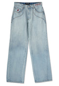 Hellblaue, weit geschnittene Denim-Jeans mit hoher Taille. Verfügt über zwei Fronttaschen, eine davon mit einem roten Logo-Patch, sowie genähte Details entlang der Nähte.