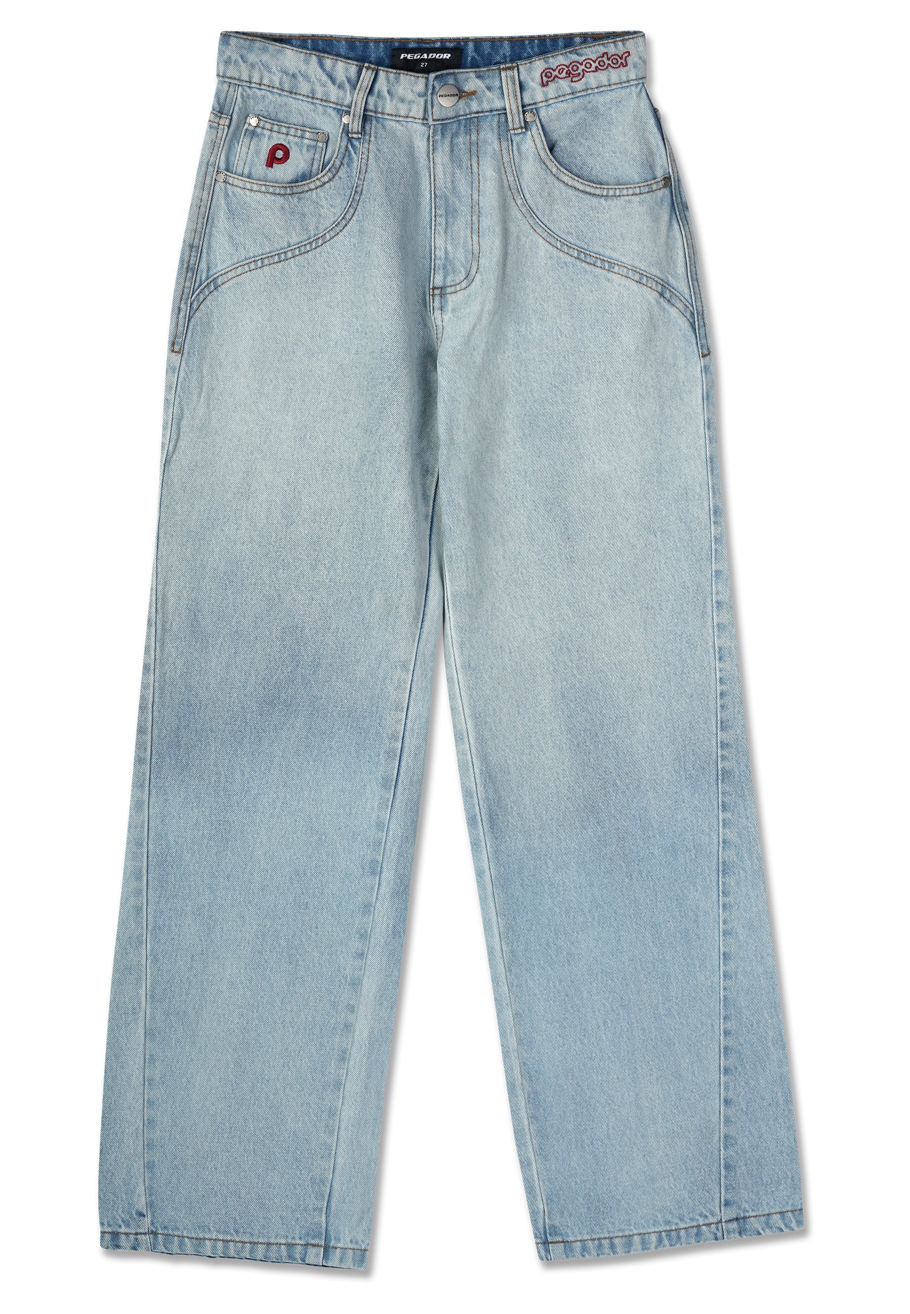 Hellblaue, weit geschnittene Denim-Jeans mit hoher Taille. Verfügt über zwei Fronttaschen, eine davon mit einem roten Logo-Patch, sowie genähte Details entlang der Nähte.