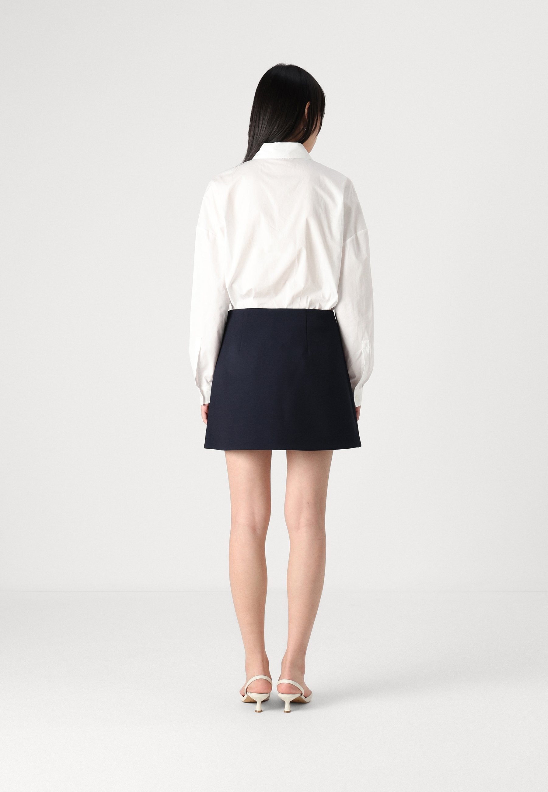 PUNTO SHORT  Media 4