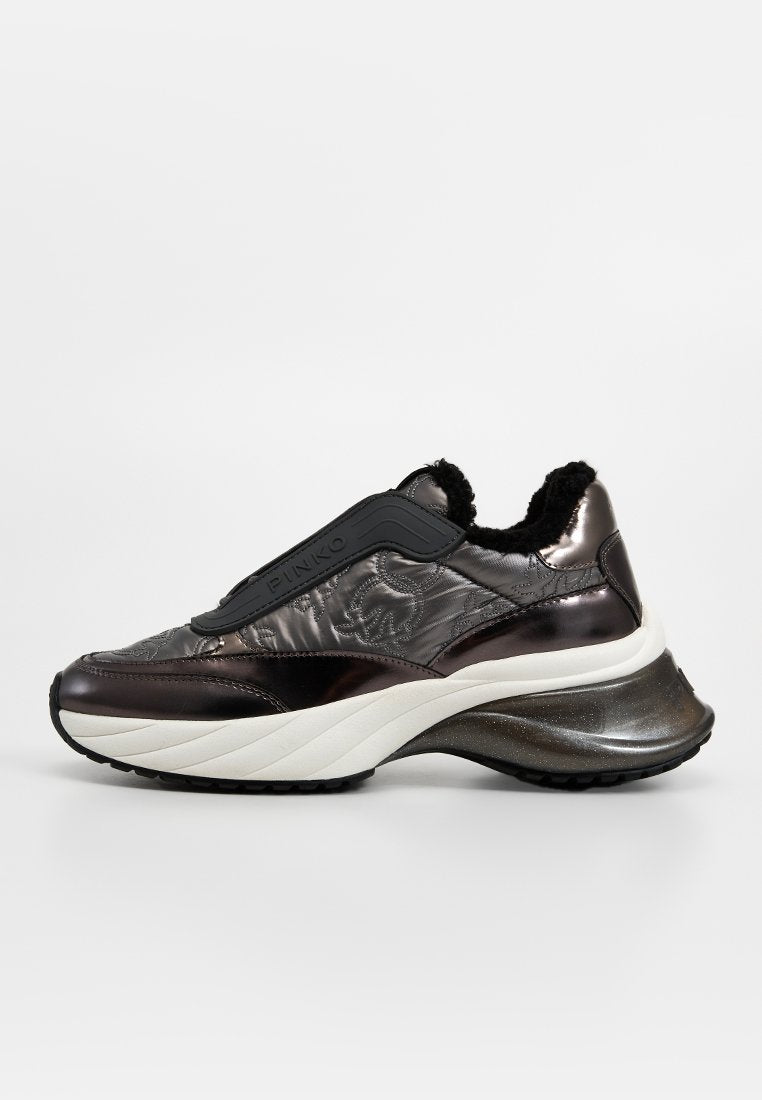 Klobiger Sneaker in dunklem Metallicgrau mit glatten und strukturierten Oberflächen. Verfügt über einen gepolsterten schwarzen elastischen Riemen und eine dicke weiße Sohle.