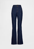 Dunkelblaue Denim-Jeans mit ausgestelltem Bein, hoher Taille, schrägen Nähten und tonalem Stitching. Zwei Knöpfe an der Taille runden das Design ab.