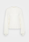 Weißer, cropped Pullover aus weichem Strickstoff. Mit rundem Halsausschnitt und langen, übergroßen Ärmeln mit eng anliegenden Bündchen. Einfaches Design.