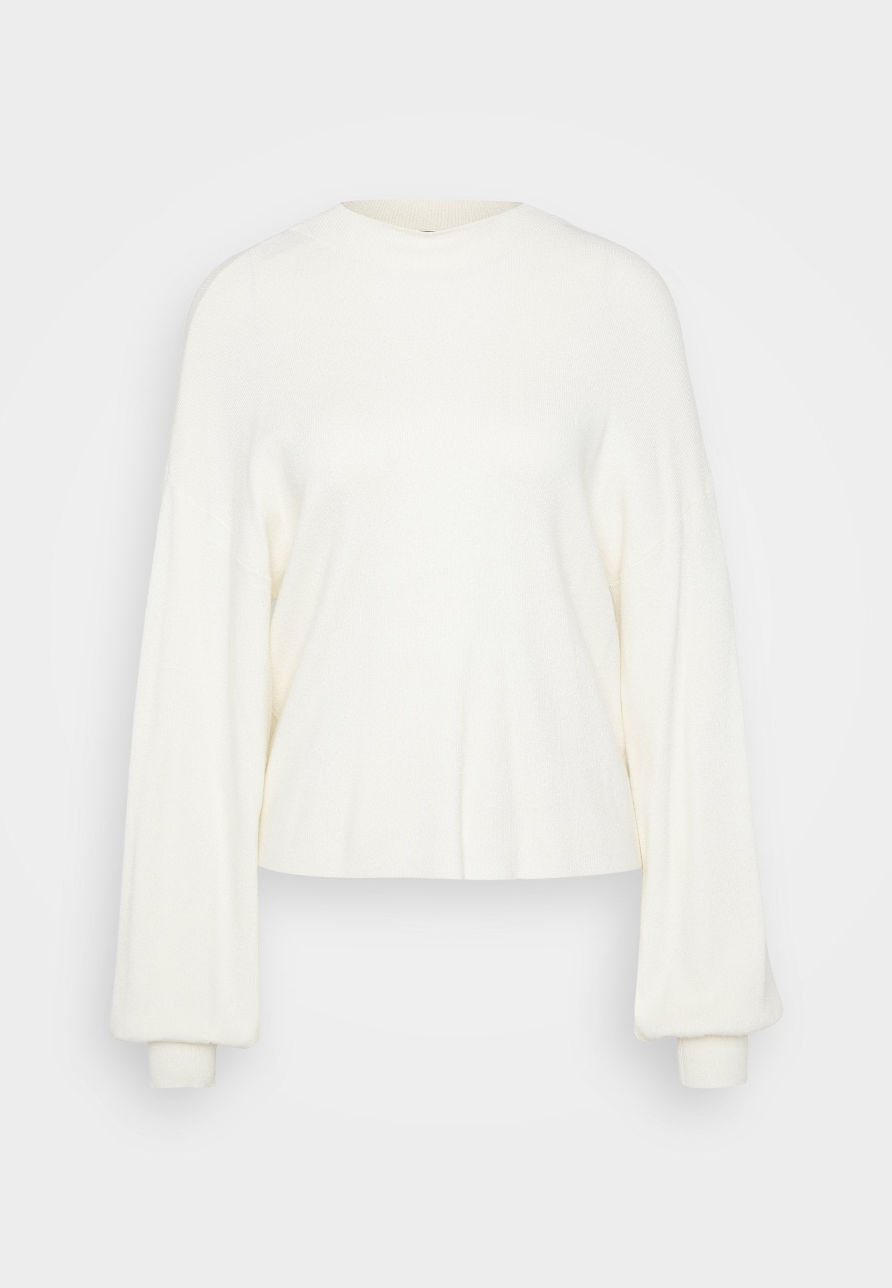 Weißer, cropped Pullover aus weichem Strickstoff. Mit rundem Halsausschnitt und langen, übergroßen Ärmeln mit eng anliegenden Bündchen. Einfaches Design.