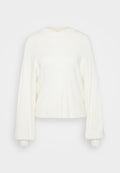 Weißer, cropped Pullover aus weichem Strickstoff. Mit rundem Halsausschnitt und langen, übergroßen Ärmeln mit eng anliegenden Bündchen. Einfaches Design.