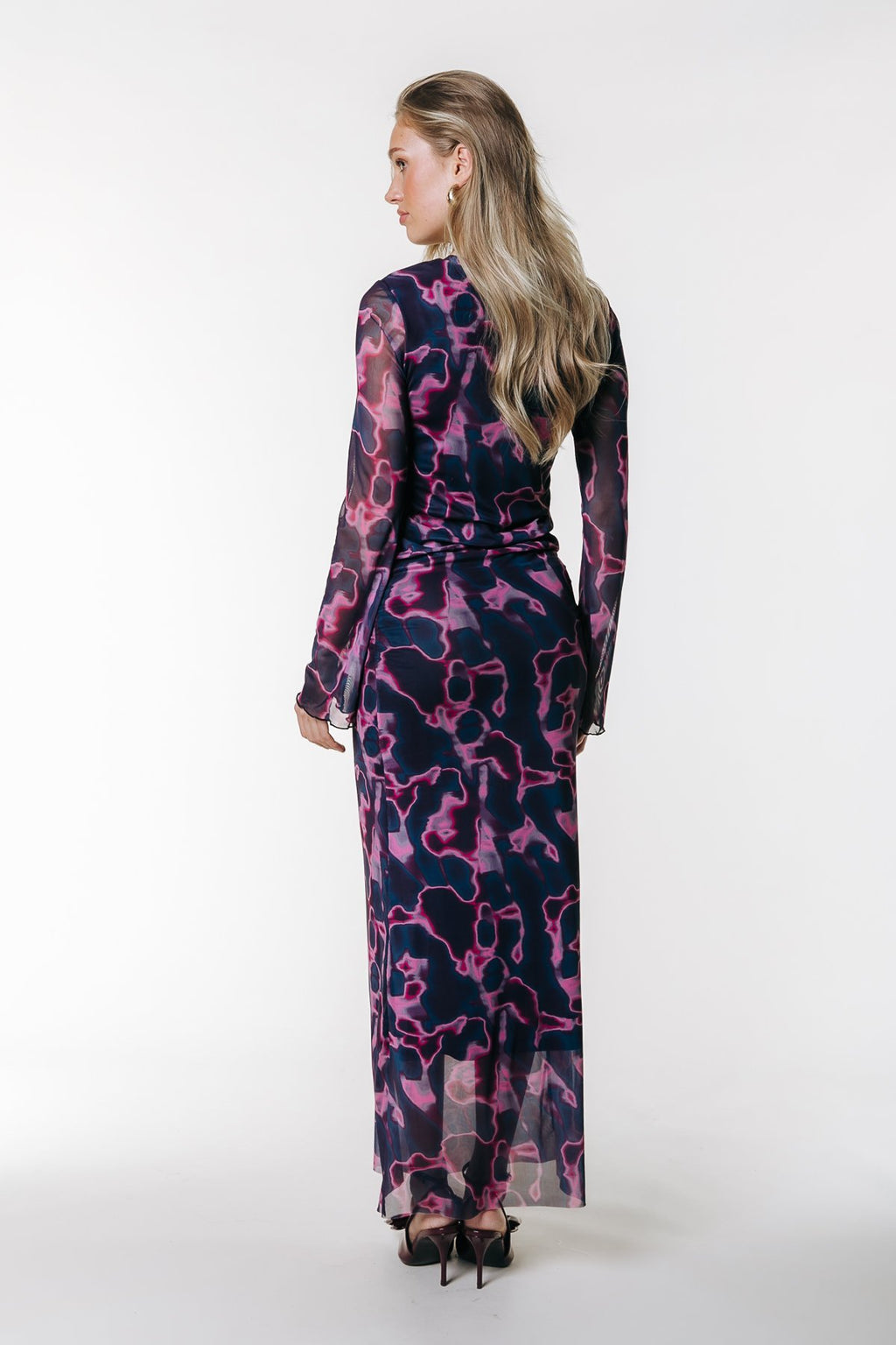 Colourful Rebel MAUDE LIQUID SWIRL LONGSLEEVE MAXI DRESS