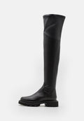 Schwarze Überknie-Stiefel aus glattem synthetischem Material mit dickem Sohlen und runder Zehenform. Sie verfügen über ein nahtloses Design und einen hohen, flexiblen Schaft.