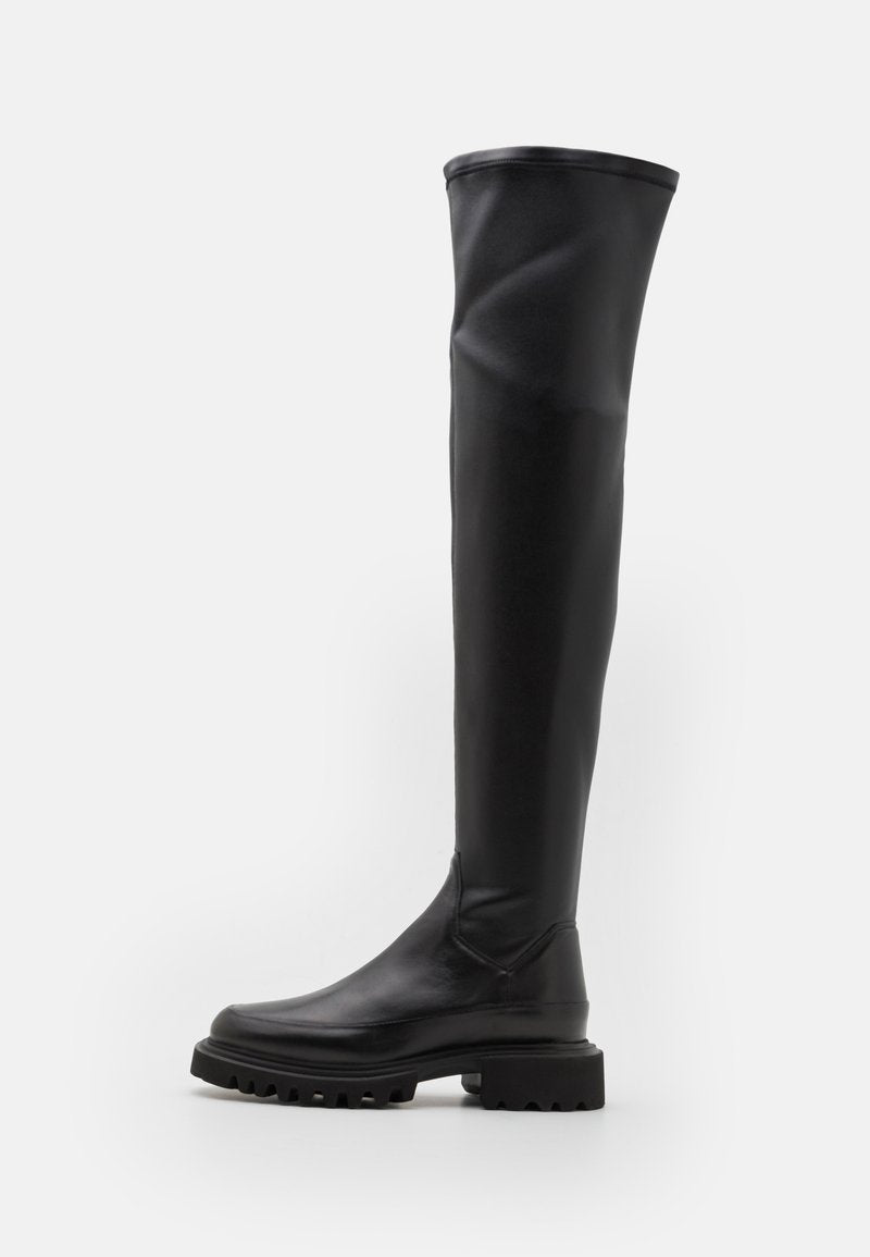 Schwarze Überknie-Stiefel aus glattem synthetischem Material mit dickem Sohlen und runder Zehenform. Sie verfügen über ein nahtloses Design und einen hohen, flexiblen Schaft.