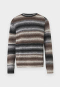 Strickpullover mit horizontalen Streifen in Braun-, Grau- und Schwarztönen. Rundhalsausschnitt, lange Ärmel und gerippte Bündchen am Saum und an den Ärmelenden.
