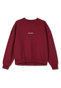 Bordeauxfarbener Pullover aus weichem Stoff, mit Rundhalsausschnitt, überschnittenen Schultern und weißen "PEGADOR"-Text auf der Vorderseite.