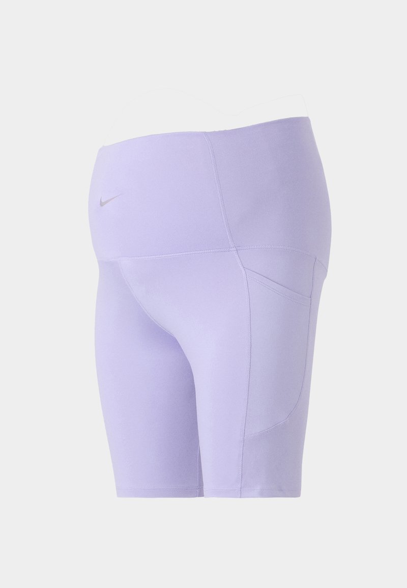 Lila Sportshorts aus dehnbarem Material mit taillierter Passform, Seitentasche und kleinem Logo am Bund.