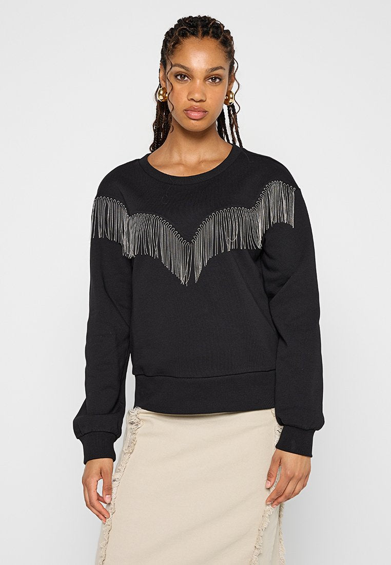 Schwarzer Pullover mit einem geschwungenen Fransen-Detail über der Brust, geripptem Halsausschnitt, Bündchen und Saum. Weiches Baumwollmaterial mit glatter Textur.