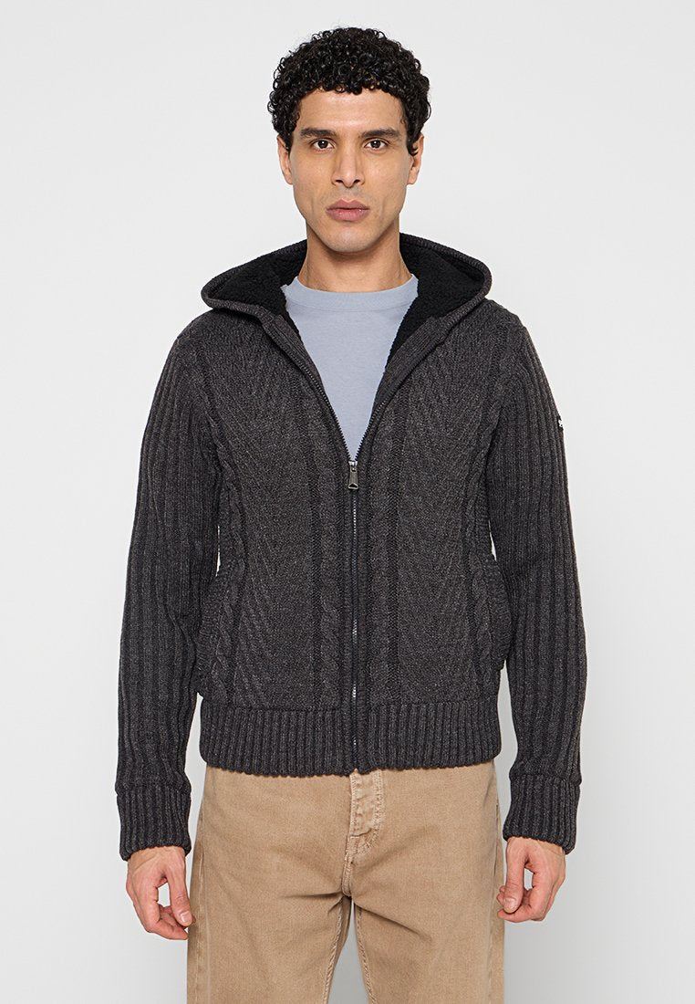 Gestrickter Reißverschluss-Pullover in Dunkelgrau mit strukturiertem Zopfmuster, gerippten Bündchen und einem mit Fleece gefütterten Kapuzen. Glatter Stoffabschluss.