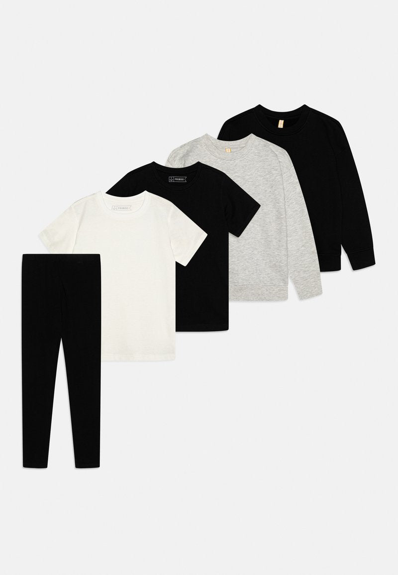 Schwarze Leggings, weiße und schwarze Kurzarm-T-Shirts sowie graue und schwarze Langarmshirts, die auf einem weißen Hintergrund schichtweise angeordnet sind.