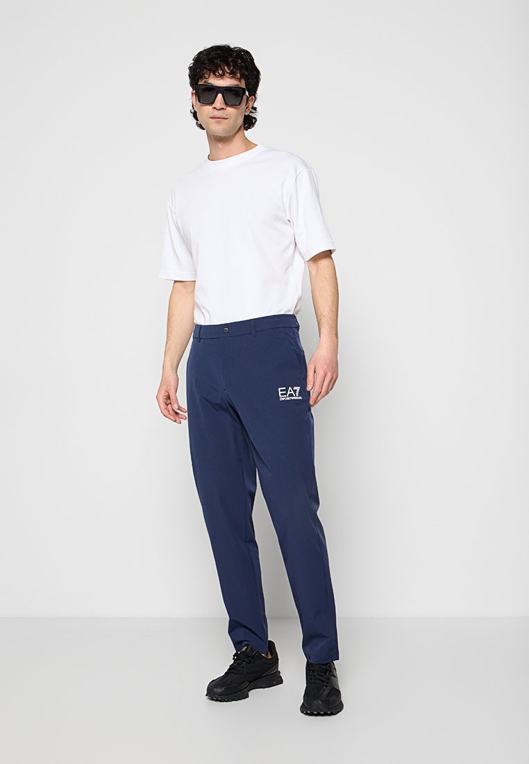 EA7 Emporio Armani Outdoor-Hose Media 2
