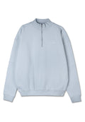 Helles blaues Sweatshirt mit hohem Kragen und halbem Reißverschluss. Hergestellt aus weichem Stoff, mit gerippten Bündchen und Saum sowie einem dezenten Logo auf der Brust.
