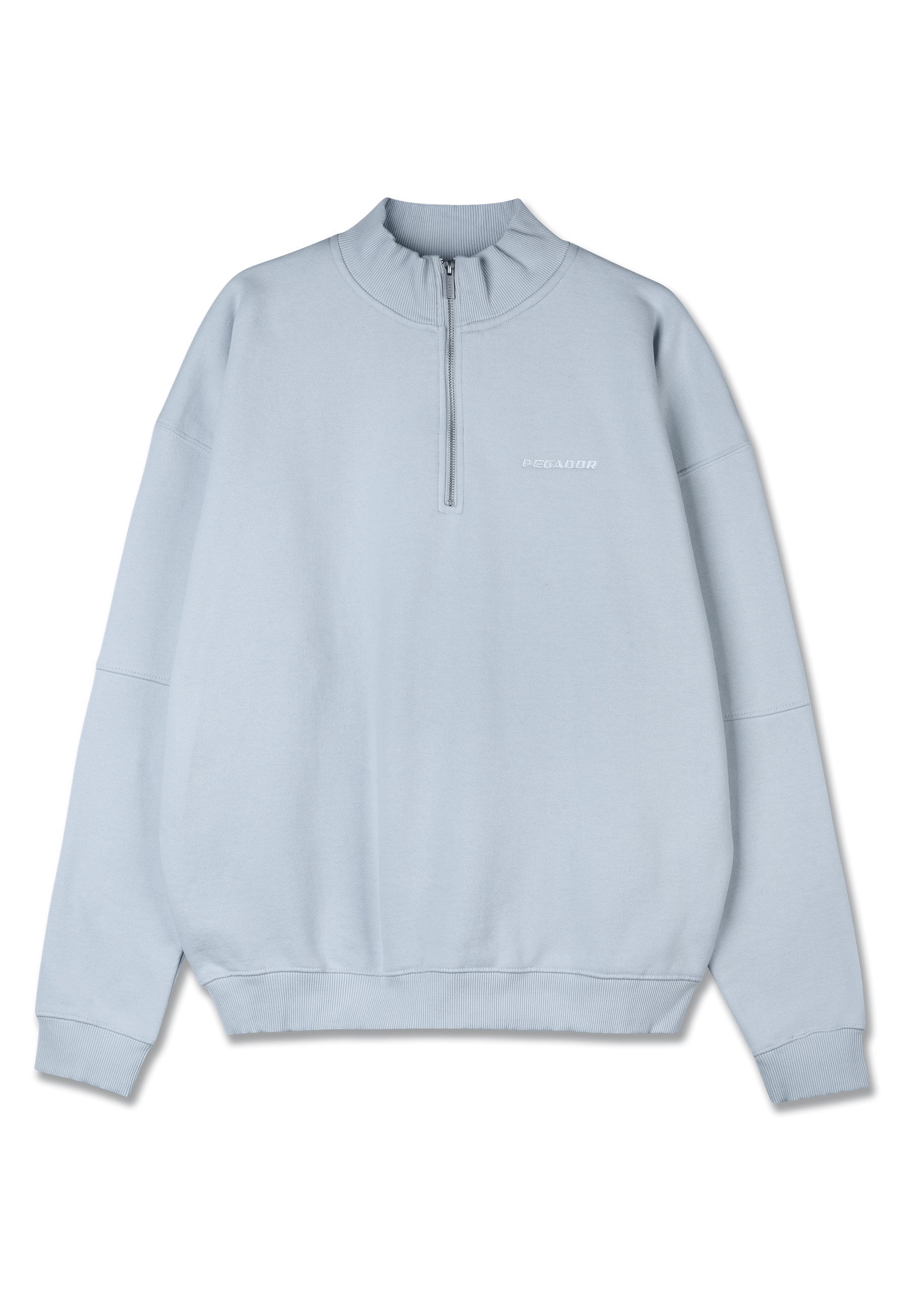 Helles blaues Sweatshirt mit hohem Kragen und halbem Reißverschluss. Hergestellt aus weichem Stoff, mit gerippten Bündchen und Saum sowie einem dezenten Logo auf der Brust.