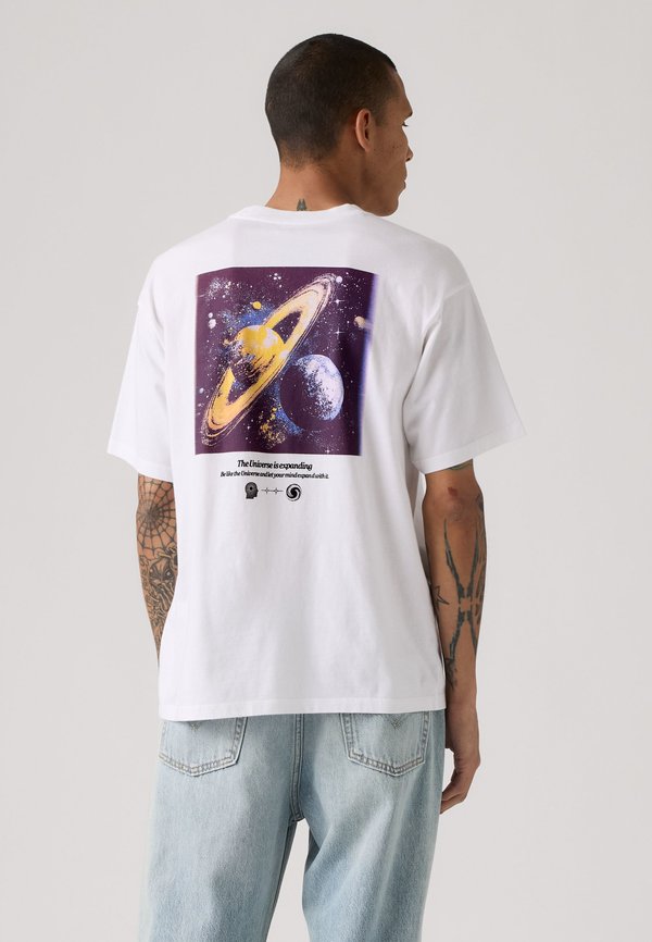Levi's® VINTAGE FIT GRAPHIC TEE - Print T-shirt - outter space white plus