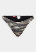 Tarnfarbenes Bikini-Höschen aus geripptem Stoff, mit einem Metalldekor und einem Cut-Out-Detail am Rücken. Die Farben umfassen Dunkelgrün, Schwarz und Grau.