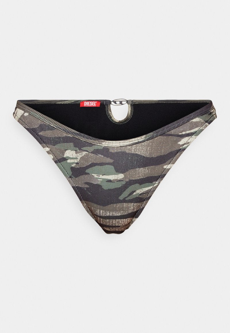 Tarnfarbenes Bikini-Höschen aus geripptem Stoff, mit einem Metalldekor und einem Cut-Out-Detail am Rücken. Die Farben umfassen Dunkelgrün, Schwarz und Grau.