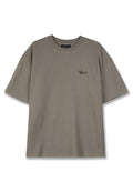 Graues, geripptes T-Shirt mit lässiger Passform, kurzen Ärmeln und einem kleinen schwarzen Logo auf der Brust. Hergestellt aus weichem, strukturiertem Material.