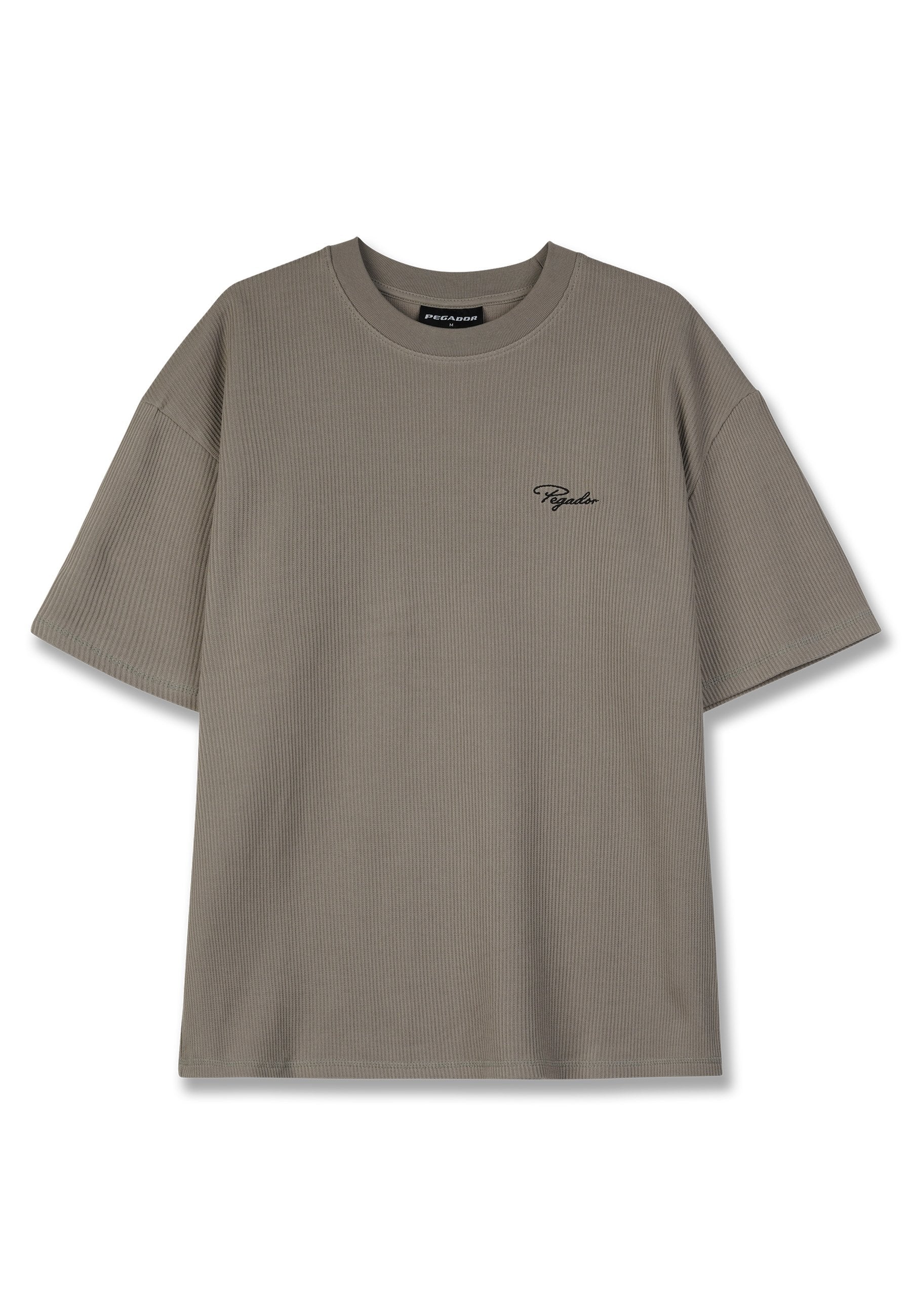 Graues, geripptes T-Shirt mit lässiger Passform, kurzen Ärmeln und einem kleinen schwarzen Logo auf der Brust. Hergestellt aus weichem, strukturiertem Material.