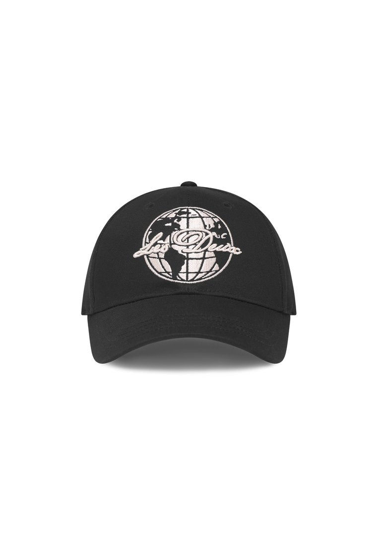 Schwarze Baseballkappe mit einem gebogenen Schirm. Auf der Vorderseite befindet sich ein weißes, gesticktes Globusdesign mit dem Text "Los Deux". Baumwollmaterial, strukturierte Form.
