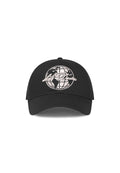 Schwarze Baseballkappe mit einem gebogenen Schirm. Auf der Vorderseite befindet sich ein weißes, gesticktes Globusdesign mit dem Text "Los Deux". Baumwollmaterial, strukturierte Form.