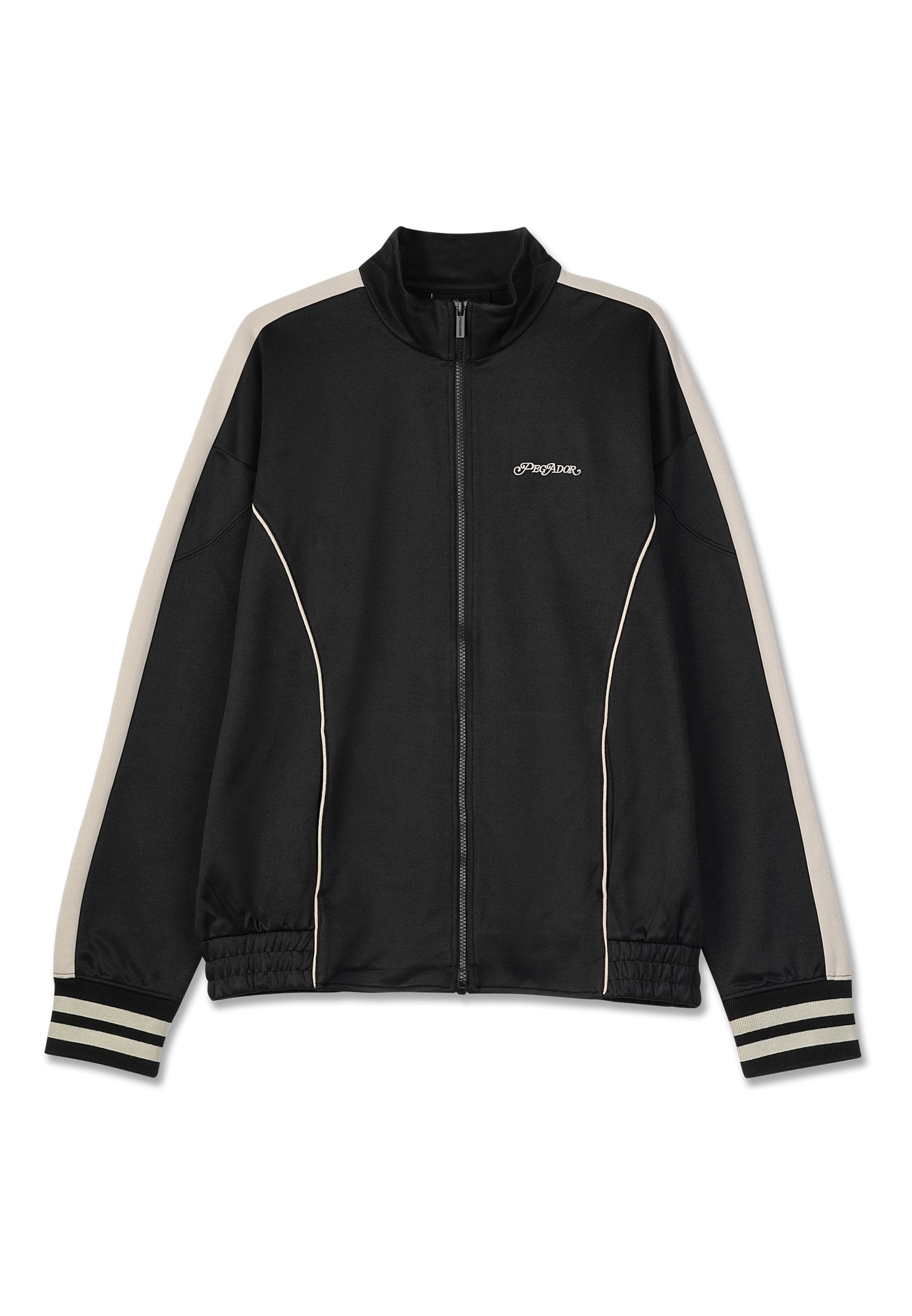 Schwarze Zip-Jacke mit hohem Kragen; verfügt über cremefarbene Streifen an den Schultern und elastische Bündchen, mit subtiler Logo auf der Brust.