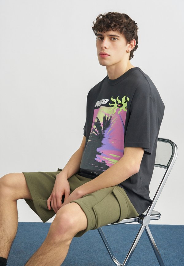 Nike Sportswear PALM TEE - Print T-shirt - off noir