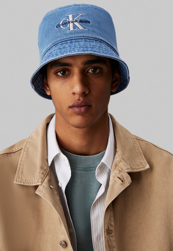 Calvin Klein MONOLOGO EMBROIDERY DENIM BUCKET UNISEX - Hat - vintage denim
