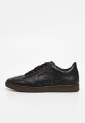 Schwarze Ledersneaker mit strukturierter Oberfläche, rundem Zehenbereich und flacher brauner Gummisohle. Mit Schnürsenkeln und dezentem Logodetail an der Seite.