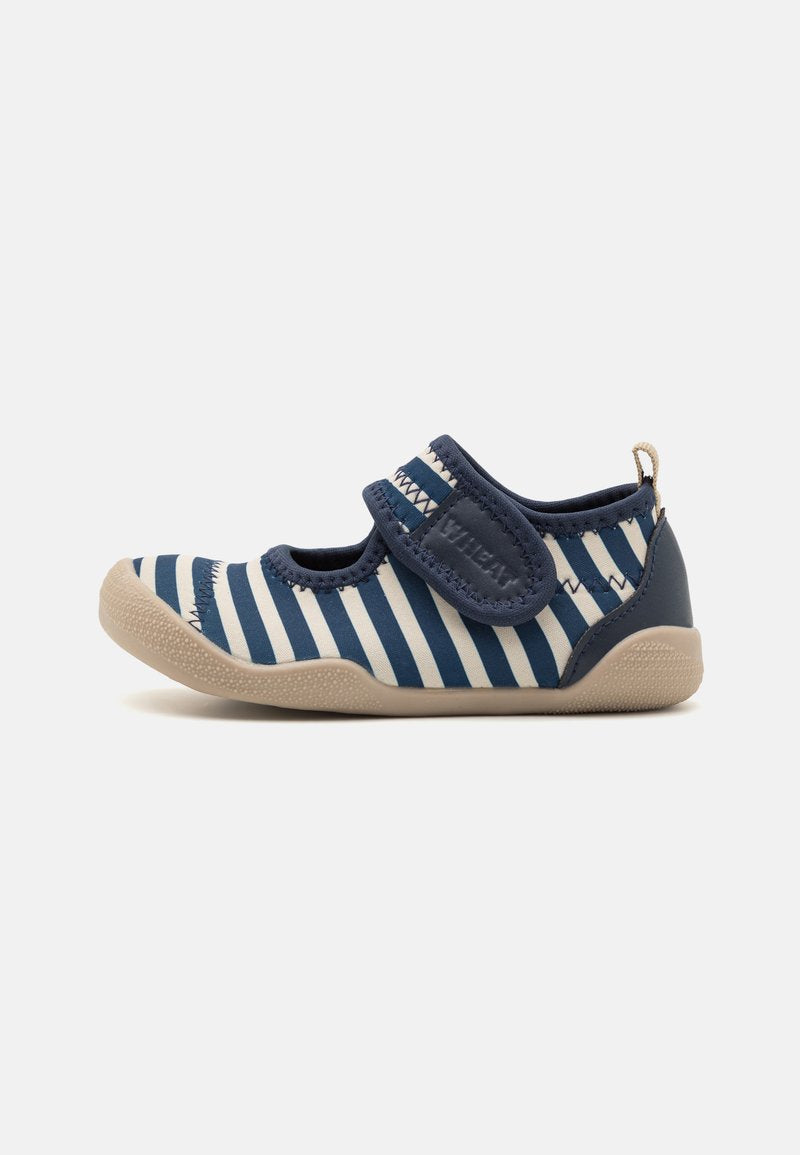 Marineblau-weiß gestreifter Stoffschuh mit Klettverschluss, runder Zehenpartie und leicht beiger Gummisohle. Strukturierter Oberstoff mit Nahtdetails.
