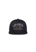 Schwarze Cordmütze mit kleinem Schirm, besticktem Text "LES DEUX" und Grafiken in kontrastierenden Farben, aus strukturiertem Stoff.