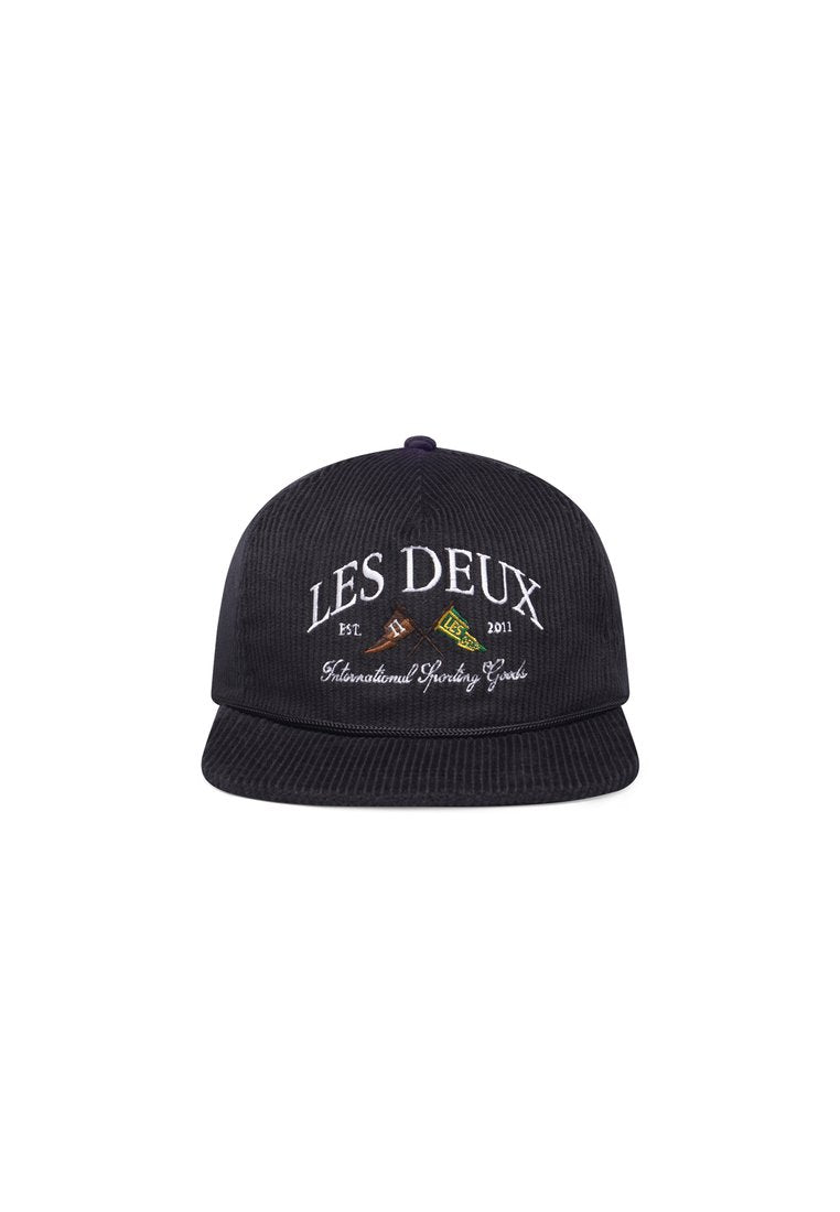 Schwarze Cordmütze mit kleinem Schirm, besticktem Text "LES DEUX" und Grafiken in kontrastierenden Farben, aus strukturiertem Stoff.